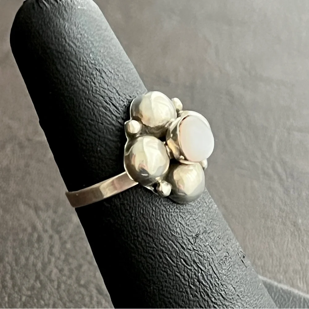 Vintage Taxco Mexico sterling silver and mother of pearl ring